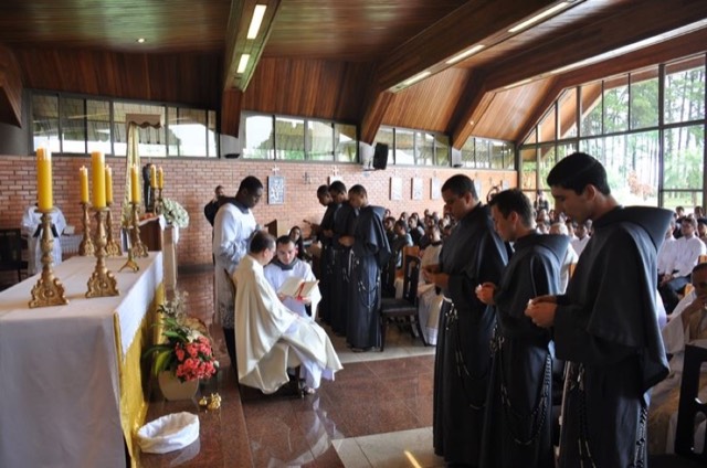 Seis novi&ccedil;os fazem a Primeira Profiss&atilde;o Religiosa